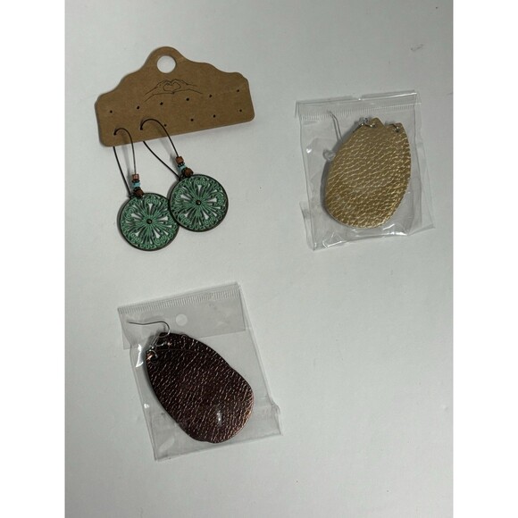 Lot of 3 NEW earrings still on Packaging - Picture 1 of 5